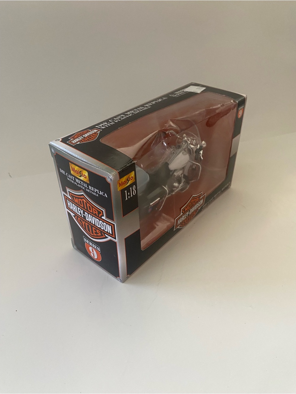Harley-Davidson White and Black Die-Cast Motorcycle Replica in Display Box - Picture 3 of 6